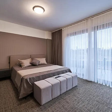 Hotel Selini Airport *